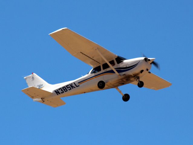 Cessna Skyhawk (N385KL) - KRDD - Somebody has some degreasing to do........!!!!!click full.