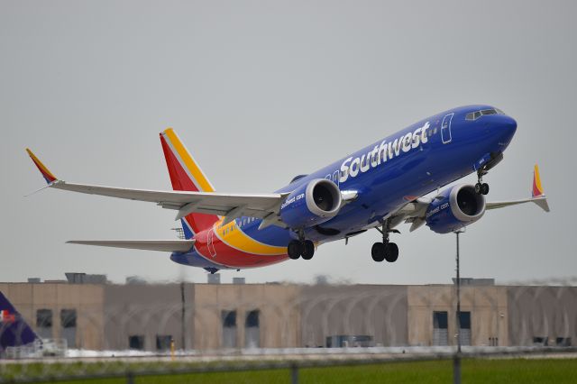 Boeing 737 MAX 8 (N8869L) - 23L 05-02-25