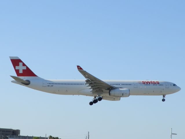 Airbus A330-300 (HB-JHF)