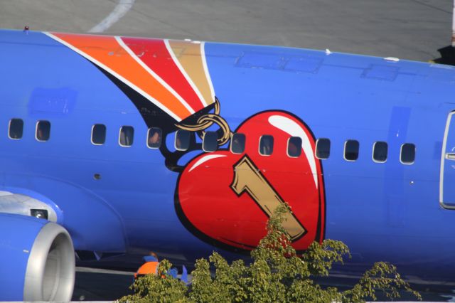 BOEING 737-300 (N647SW)
