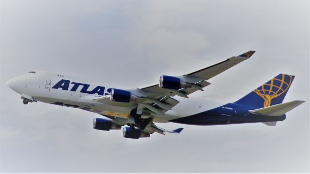 Boeing 747-400 (N493MC)