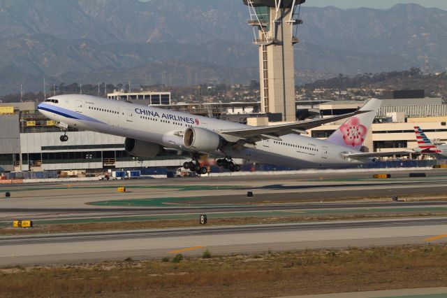 BOEING 777-300ER (B-18055)