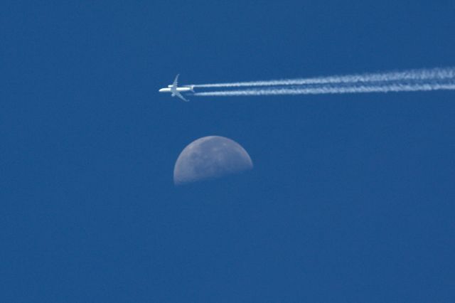 Airbus A350-900 (F-HTYR) - Air France A350-900 operating CDG-JFK flies over Boston and past the moon the morning of 9/17/22.