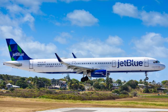 Airbus A321 (N942JB) - JetBlue 2661 landing from New York (JFK)