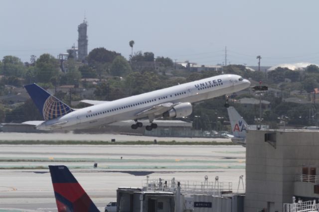 Boeing 757-200 (N524UA)