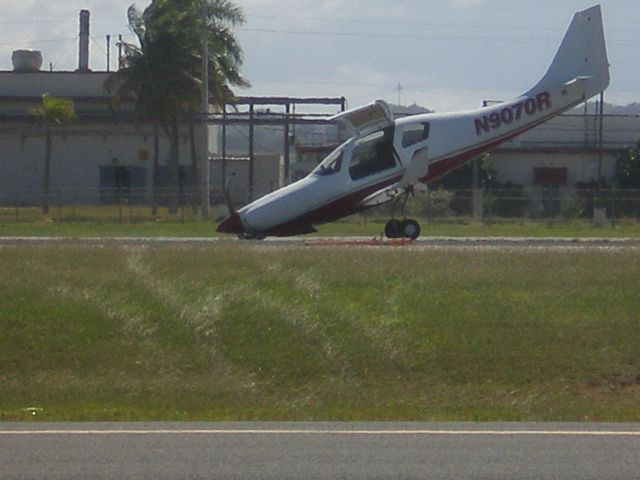 Lancair Lancair 4 (N9070R) - Yesterday 01/07/09  around noon, I hear on the radio,Runway is Closed. I ran to the runway, andd see this Lancair, with the colapsed nose landing gear .    FXE