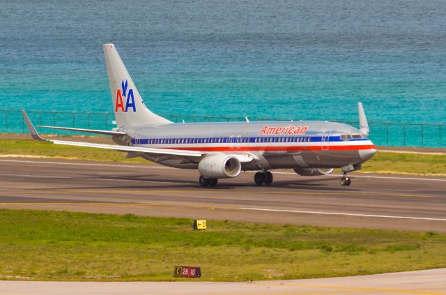 Boeing 737-800 (N884NN)