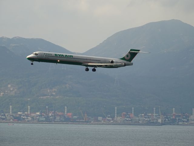 McDonnell Douglas MD-90 (B-17926)