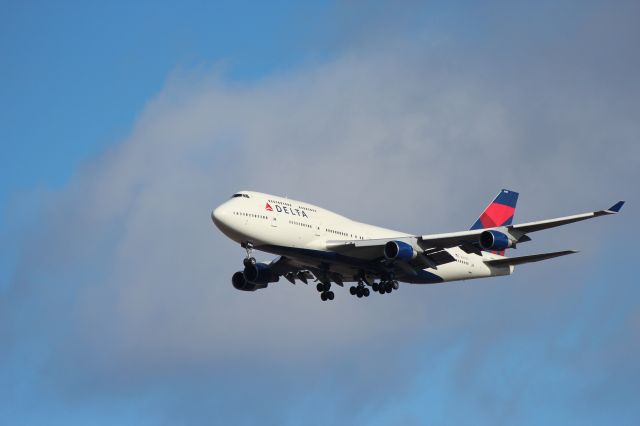 Boeing 747-400 (N667US) - Coming in for landing on runway 4L @ DTW approx 2yrs. ago.