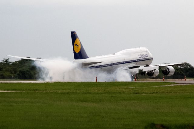 Boeing 747-200 (D-ABYT)