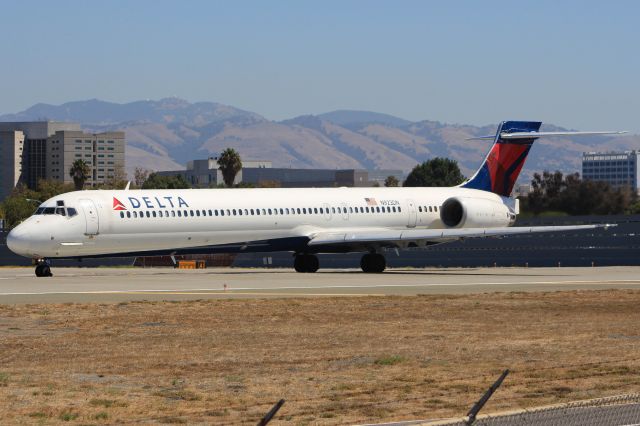 McDonnell Douglas MD-90 (N923DN)