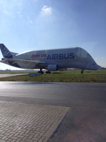 — — - Foto genomen op de luchthaven van Bremen