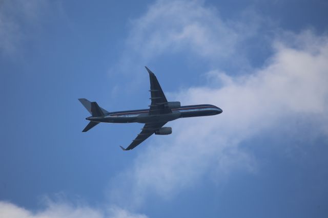Boeing 757-200 (N687AA)