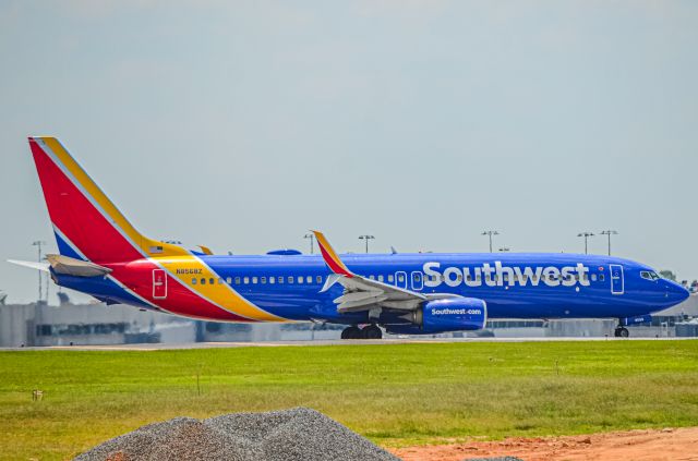 Boeing 737-800 (N8568Z)
