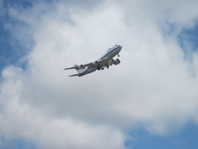 — — - 052012 NEACP performing touch and go operations at Offutt AFB