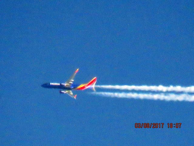Boeing 737-800 (N8696E)