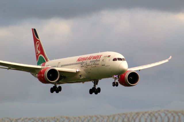Boeing 787-8 (5Y-KZE) - A Kenya Airways B787-8 on final approach into LHR, landing on runway 27R.br /br /Location: Northern Perimiter Road, Beside Runway 27R.br /Date: 20.11.22 (dd/mm/yy).
