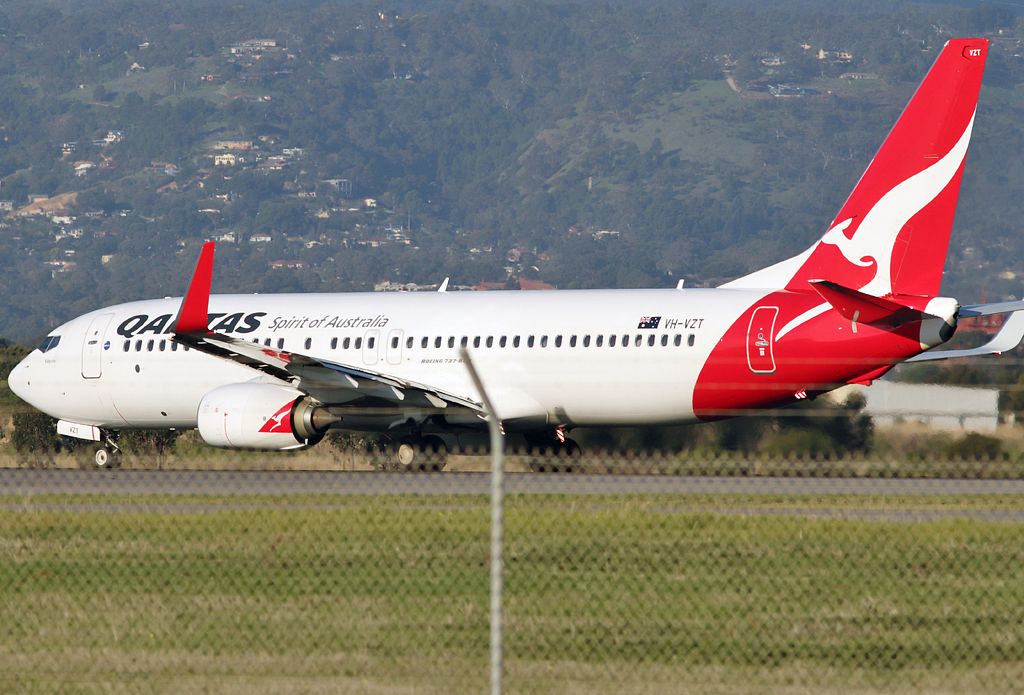 Boeing 737-800 (VH-VZT) - QANTAS BOEING 737-838 - REG VH-VZT (CN 34186/3798) - ADELAIDE INTERNATIONAL SA. AUSTRALIA - YPAD (3/6/2015)THIS PHOTOGRAPH WAS TAKEN WITH A CANON 550D AND A CANON 300MM LENSE