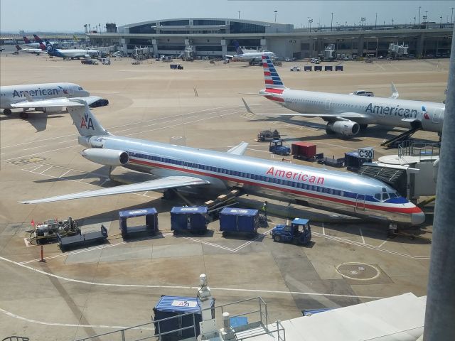 McDonnell Douglas MD-83 (N961TW) - AA MD-83 N961TW seen from the skylink at DFW on August 2, 2018. Her days are numbered here :(