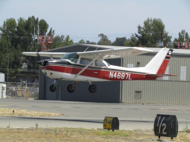 Cessna Skyhawk (N4687L) - Taking off RWY 24