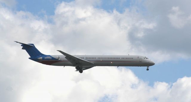 McDonnell Douglas MD-83 (N880DP)