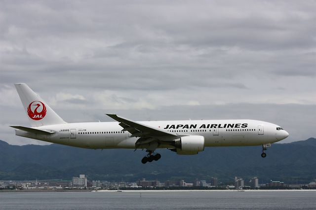 Boeing 777-200 (JA8985)