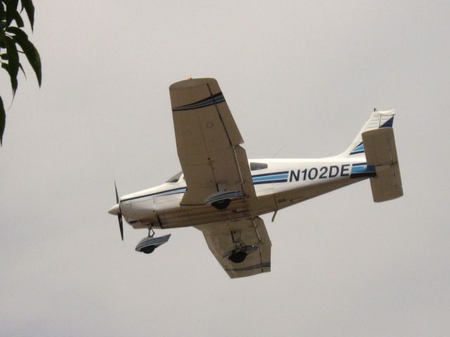 Piper Cherokee (N102DE) - LANDING ON RWY 24