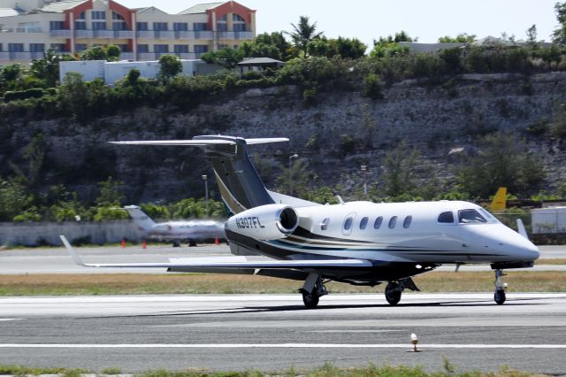 Embraer Phenom 300 (N307FL)