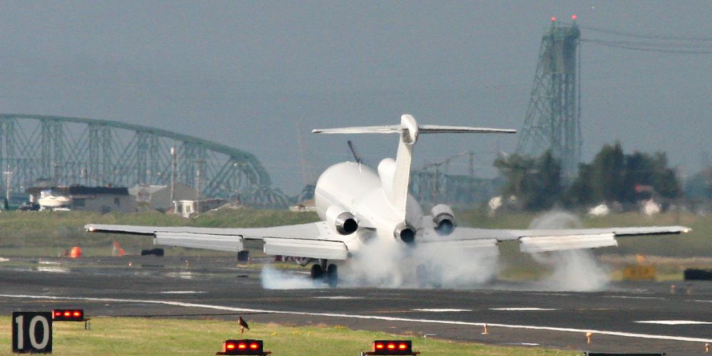 BOEING 727-200 (N104HR)