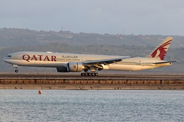 BOEING 777-300 (A7-BAK)