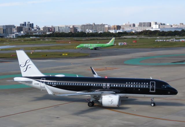 Airbus A320 (JA28MC) - Taxiing into the gate