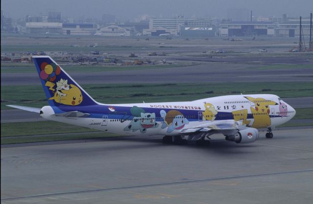 Boeing 747-400 (domestic, no winglets) (JA8965) - Taxing at Tokyo-Haneda Intl Airport on 1998/07/02 " Pokemon c/s "