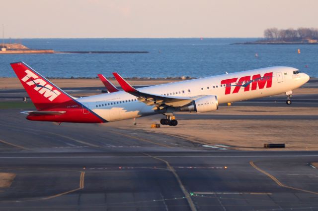 BOEING 767-300 (PT-MOA) - 'TAM 8165' to Sao Paulo departing off of 22L