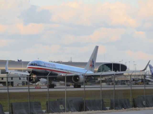 BOEING 767-300 (N370AA)