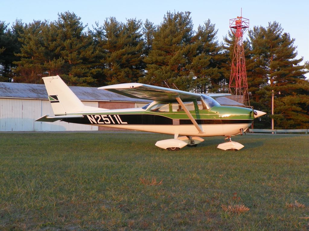 Cessna Skyhawk (N2511L) - Sunset picture after a beautiful, smooth evening flight.