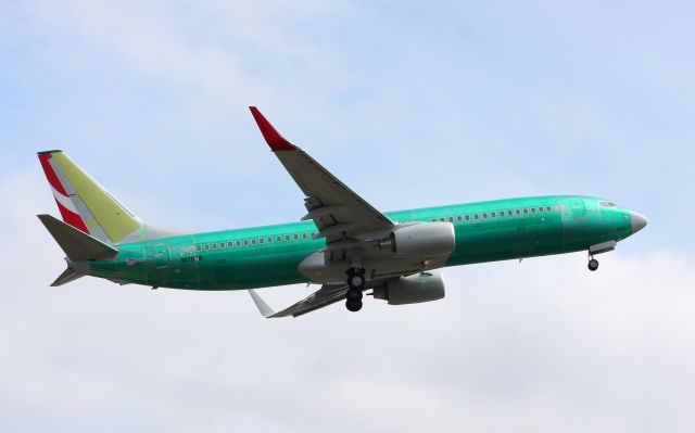 Boeing 737-800 (N1787B) - Future Qantas 737-800 flight testing at Paine Field.