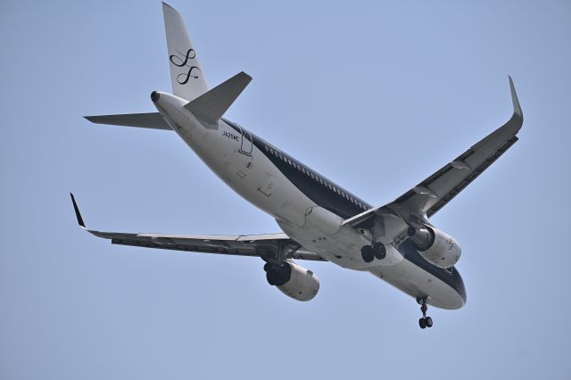 Airbus A320 (JA25MC) - 27.Apr.2025br /Landing at RWY22(B).br /The photo was taken at Jonanjima Seaside Park.