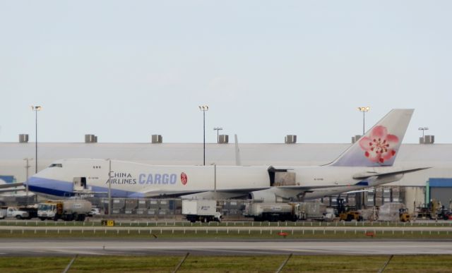 Boeing 747-400 (B-18709) - Cargo loading and fueling!