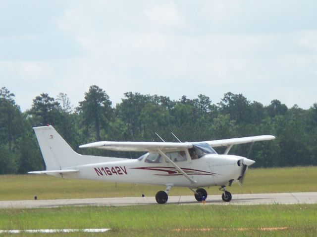 Cessna Skyhawk (N1642V) - Taxiing on bravo to parking.