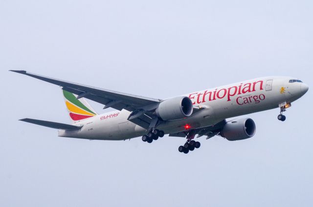 Boeing 777-200 (ET-APU)