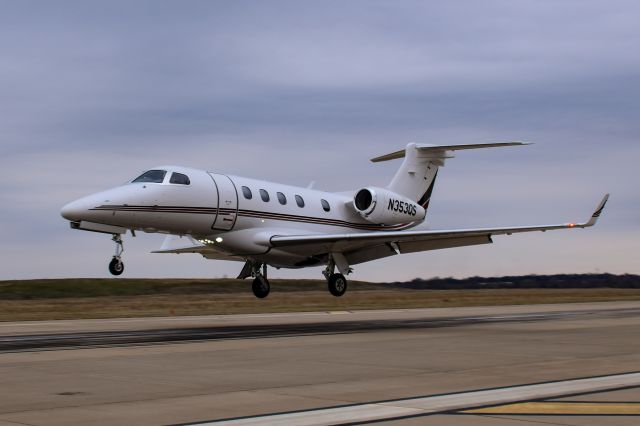 Embraer Phenom 300 (N353QS)