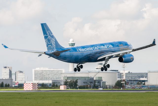 Airbus A330-300 (A6-EYE) - Arriving at Schipol.