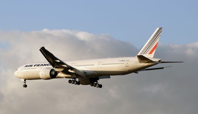 F-GSQH — - Boing 777-328R, de la compagnie Air France, en approche courte de la piste 08R/26L de l aéroport de Roissy Charles De Gaulle (CDG-LFPG), en provenance de Tokyo Narita (NRT-RJAA).