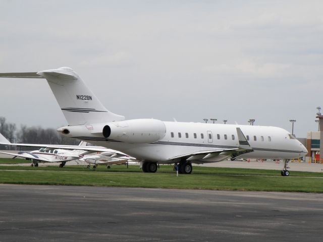 Bombardier Global Express (N122BN) - N122BN, a Global Express, taxis to Runway 22 at Blue Grass Airport (KLEX)