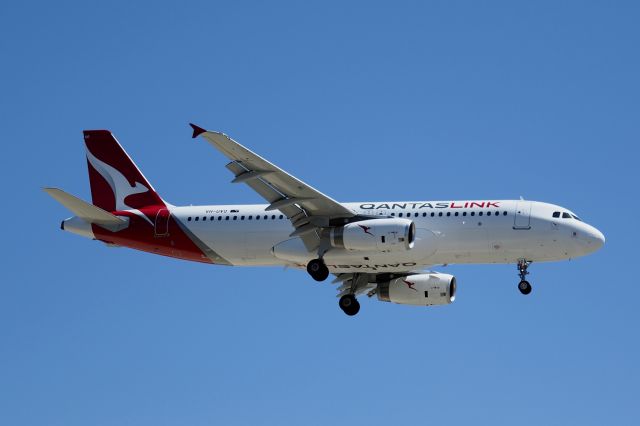 Airbus A320 (VH-UVO) - Airbus A320-232 cn 2453. QantasLink VH-UVO Mottlecah final rwy 06 YPPH 19 February 2021