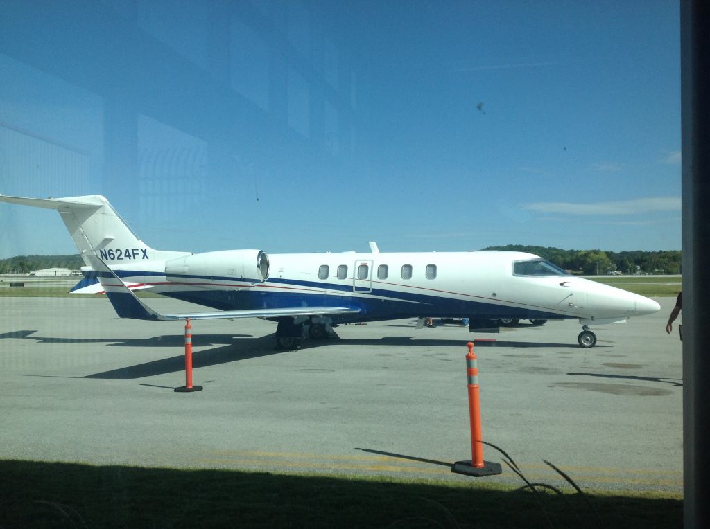 Learjet 40 (N624FX)