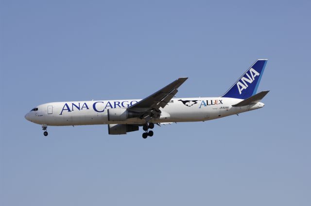 BOEING 767-300 (JA8286) - Final Approach to NRT Airport Runway 34L on 2011/12/29