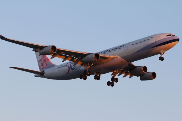 Airbus A340-300 (B-18806) - CI32 Arrival at CYVR Runway 26R