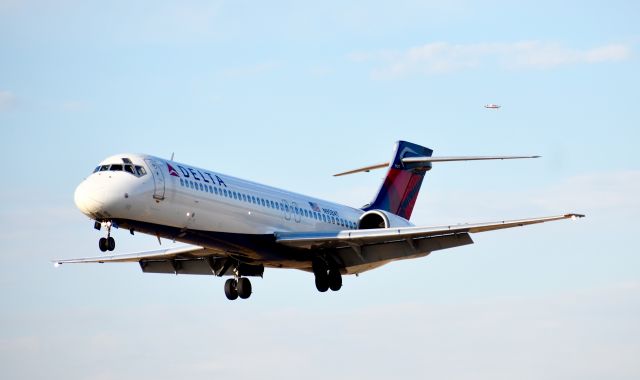 Boeing 717-200 (N958AT) - Retired Airtran 717-200 landing at Mcghee Tyson airport with a T-6 texan ll in the back ground, taken on January 26, 2018.