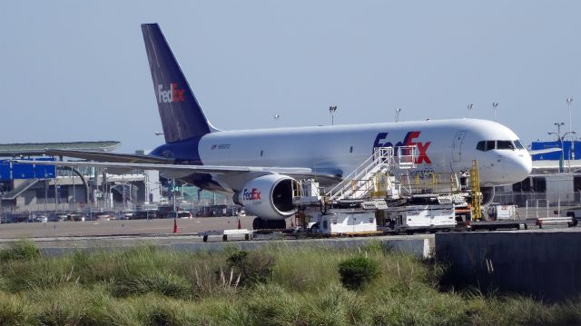 Boeing 757-200 (N990FD) - N990FD Federal Express (FedEx) Boeing 757-200(F) - cn 22909 / ln 101br /First Flight * May 1986br /Age 28.9 Years